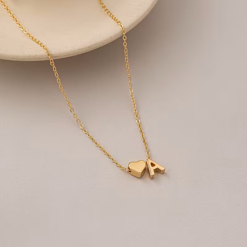 Collar con dije de corazón e inicial